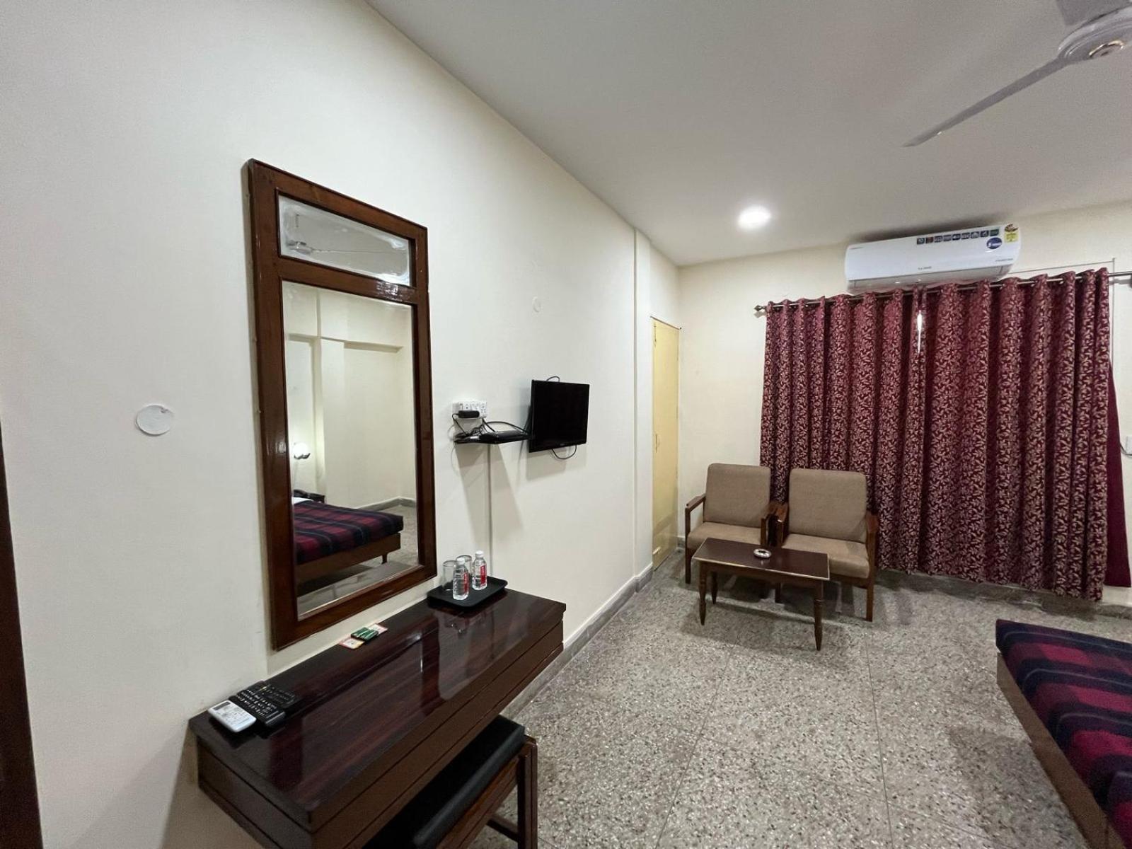 Gautam Hotel Varanasi Exterior foto