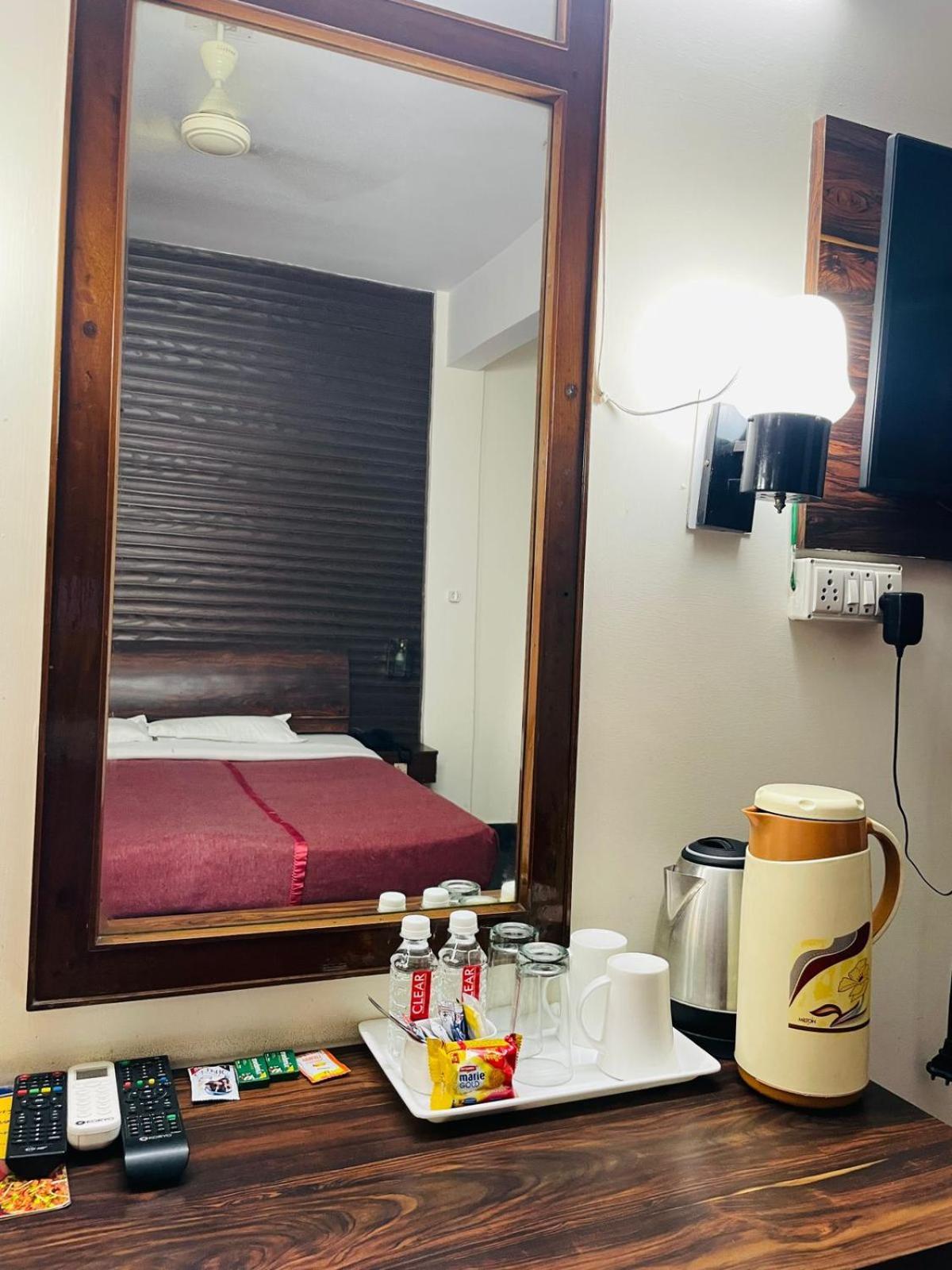Gautam Hotel Varanasi Exterior foto